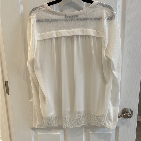 Vici—Sugarlips White V-Neck Relaxed Blouse - Picture 4 of 7